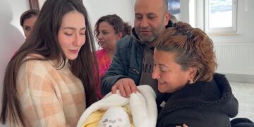 “Geçici Koruyucu Aile” modelinin 100’üncü Bebeği Samsun’da koruyucu ailesiyle buluştu