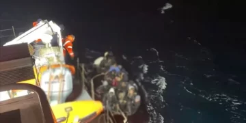 Dikili Açıklarında Göçmen Botu İhbarı! 1 ölü, 7 kayıp