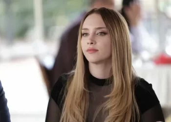 Hayal Köseoğlu sesini duyurmak için pankart açtı Hayal Köseoğlu sesini duyurmak için pankart açtı