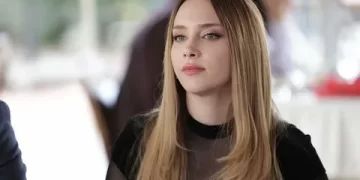 Hayal Köseoğlu sesini duyurmak için pankart açtı