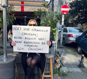 Hayal Koseoglu sesini duyurmak icin pankart acti1 habermeydan