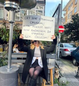 Hayal Koseoglu sesini duyurmak icin pankart acti2 habermeydan