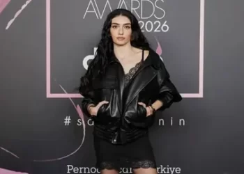 Hazar Ergüçlü’den minili pozlar