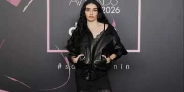 Hazar Ergüçlü’den minili pozlar