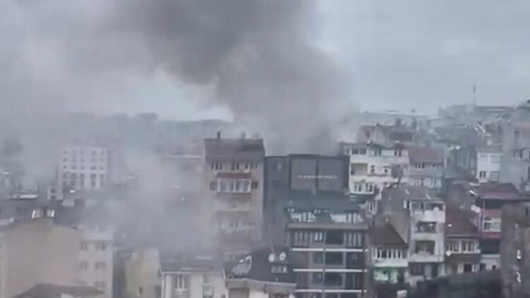 Kağıthane'de 4 katlı binada yangın! Kağıthane'de 4 katlı binada yangın...