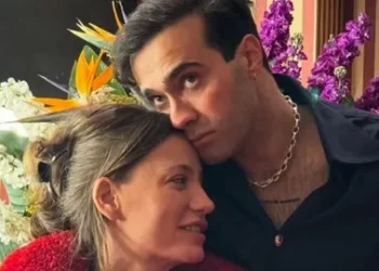 Serenay Sarıkaya ve Mert Demir Paris’ten döndü