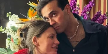 Serenay Sarıkaya ve Mert Demir Paris’ten döndü