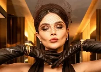 Sinem Ünsal güzelliğiyle büyüledi