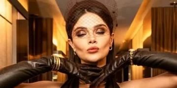 Sinem Ünsal güzelliğiyle büyüledi