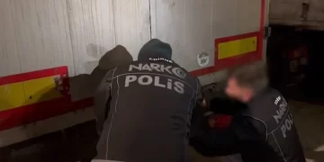 Uluslararası uyuşturucu kaçakçılığına darbe! 220,7 kilogram kokain ve 69 kilogram skunk ele geçirildi