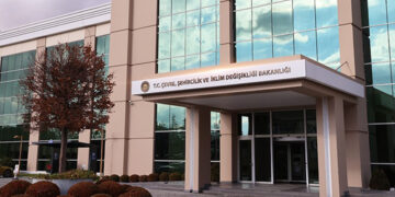 Bakanlıktan Urla Sahilinde Kaçak Gemi Sökümüne Ceza