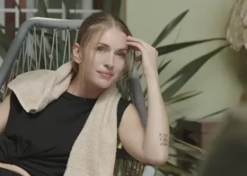 Yasemin Kay Allen’in fit gövdesi ve karın kasları olay oldu