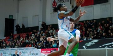 Aliağa Petkimspor 82-70 Dinamo Sassari