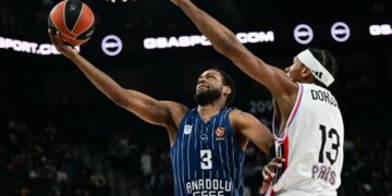 Anadolu Efes, evinde Paris Basket’e kaybetti!
