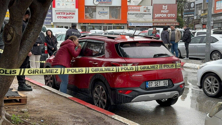Antalya’da bir kişi aracında ölü bulundu.