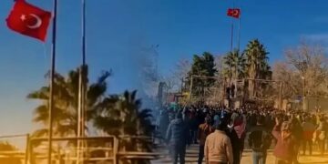 Bayrak indirme soruşturmasında 14 gözaltı