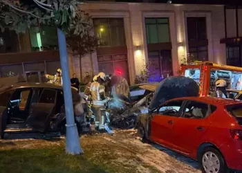 Beşiktaş’ta park halindeki 4 araç alevlere teslim oldu