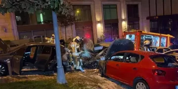 Beşiktaş’ta park halindeki 4 araç alevlere teslim oldu Beşiktaş’ta park halindeki 4 araç alevlere teslim oldu