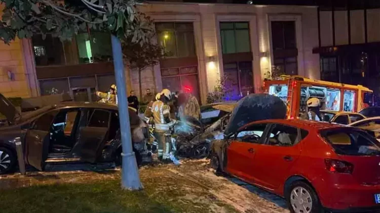 Beşiktaş’ta park halindeki dört araçta çıkan yangın, itfaiye ekiplerinin müdahalesiyle söndürüldü.