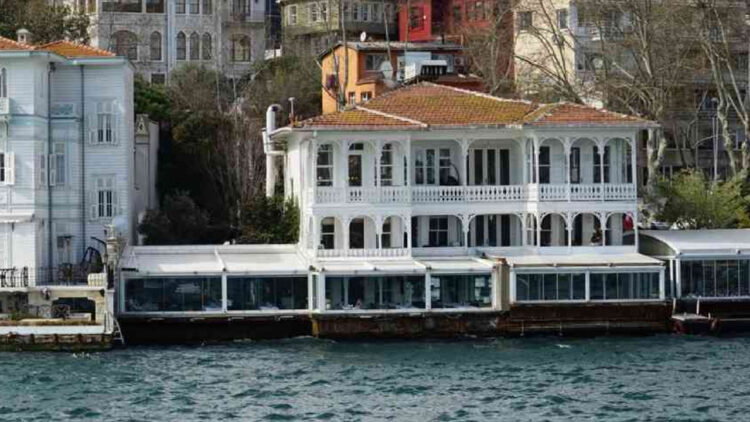 Tarihi yalı satışa çıktı: İstenen fiyat dudak uçuklattı Tarihi yalı satışa çıktı.