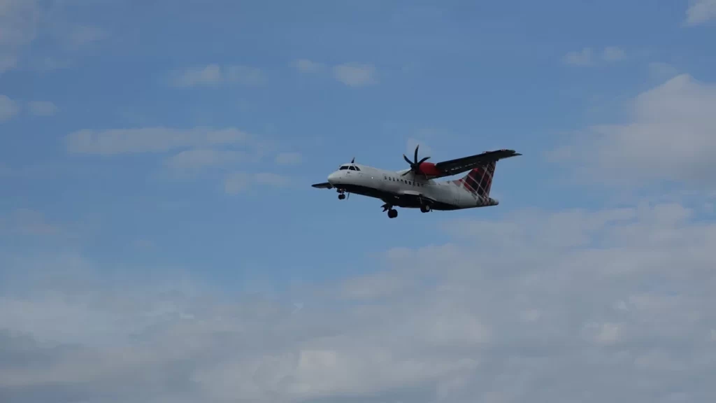 endonezyada icinde 10 kisinin bulundugu ucak kayboldu habermeydan