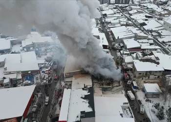 Erzurum’da Keresteciler Sitesi’nde çıkan yangına ekiplerin müdahalesi sürüyor