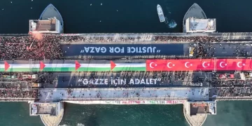 İstanbul’da tarihi yürüyüş gerçekleşti İstanbul’da tarihi yürüyüş gerçekleşti