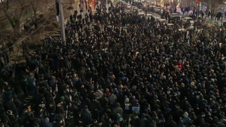 İran’da protestolar büyüyor: Binlerce kişi sokağa çıktı İran’da protestolar büyüyor.