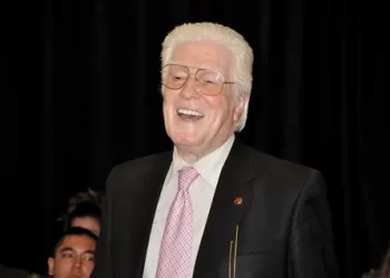 İzzet Günay sevenlerini cenaze töreninde korkuttu! 