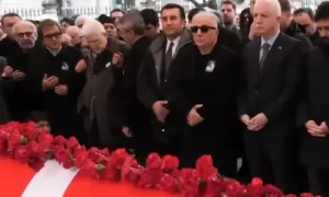 izzet gunay sevenlerini cenaze toreninde korkuttu1 habermeydan