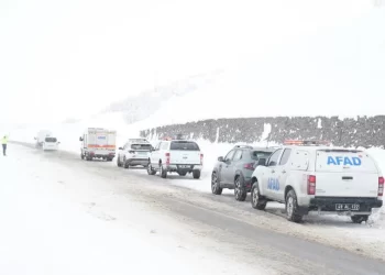 Muş-Bingöl kara yolunda karda mahsur kalan 60 araç ve 140 kişi kurtarıldı!