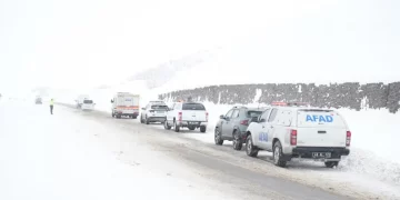 Muş-Bingöl kara yolunda karda mahsur kalan 60 araç ve 140 kişi kurtarıldı!