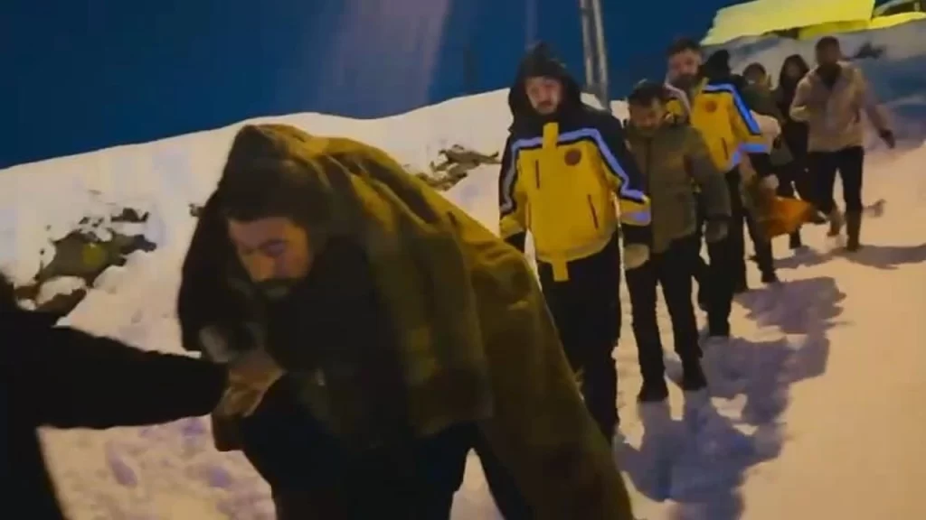 mus korkutta yasli hasta 6 saatlik calismayla hastaneye ulastirildi habermeydan