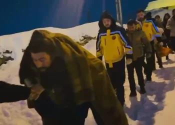 Muş Korkut'ta, yaşlı hasta 6 saatlik çalışmayla hastaneye ulaştırıldı! Muş Korkut’ta, yaşlı hasta 6 saatlik çalışmayla hastaneye ulaştırıldı!