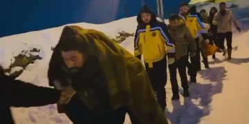 Muş Korkut'ta, yaşlı hasta 6 saatlik çalışmayla hastaneye ulaştırıldı! Muş Korkut’ta, yaşlı hasta 6 saatlik çalışmayla hastaneye ulaştırıldı!