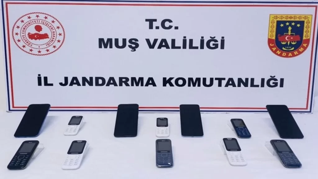 musta 12 gumruk kacagi cep telefonu ele gecirildi habermeydan