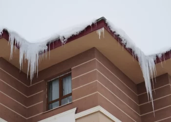 Muş'ta, çatılardaki buz sarkıtları tehlike saçmaya devam ediyor! Muş’ta, çatılardaki buz sarkıtları tehlike saçmaya devam ediyor!