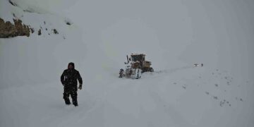 Muş’ta, iş makinesine gazeteciler yolu tarif etti!