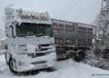 Sinop Türkeli’de, doğalgaz tırı karda kayarak yolu ulaşıma kapadı!