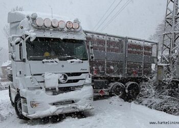 Sinop Türkeli’de, doğalgaz tırı karda kayarak yolu ulaşıma kapadı!