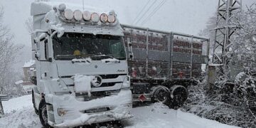 Sinop Türkeli’de, doğalgaz tırı karda kayarak yolu ulaşıma kapadı!