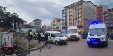Sinop’ta, otomobil ile motosiklet çarpıştı!