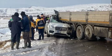 Sivas’ta trafik kazası: 1 ölü, 2 yaralı Sivas’ta trafik kazası: 1 ölü, 2 yaralı