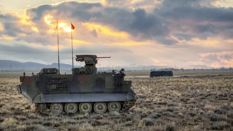 Türkiye’nin ilk elektrikli zırhlı personel taşıyıcısı teslim edildi.