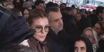 Armağan Çağlayan'dan camide başını örtmeyen ünlü kadınlara tepki Armağan Çağlayan’dan camide başını örtmeyen ünlü kadınlara tepki