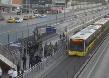 Avcılar’da iki metrobüs çarpıştı: Yaralılar var