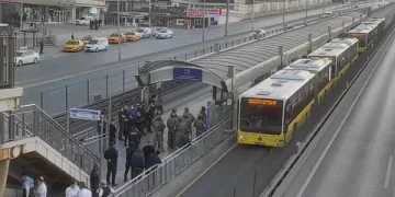 Avcılar’da iki metrobüs çarpıştı: Yaralılar var