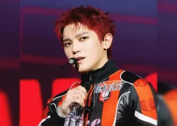 Güney Koreli rapçi Uşakspor formasıyla sahneye çıktı Güney Koreli rapçi Uşakspor formasıyla sahneye çıktı