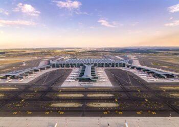 Ocak ayında her 2 yolcudan biri İstanbul’daki havalimanlarını kullandı