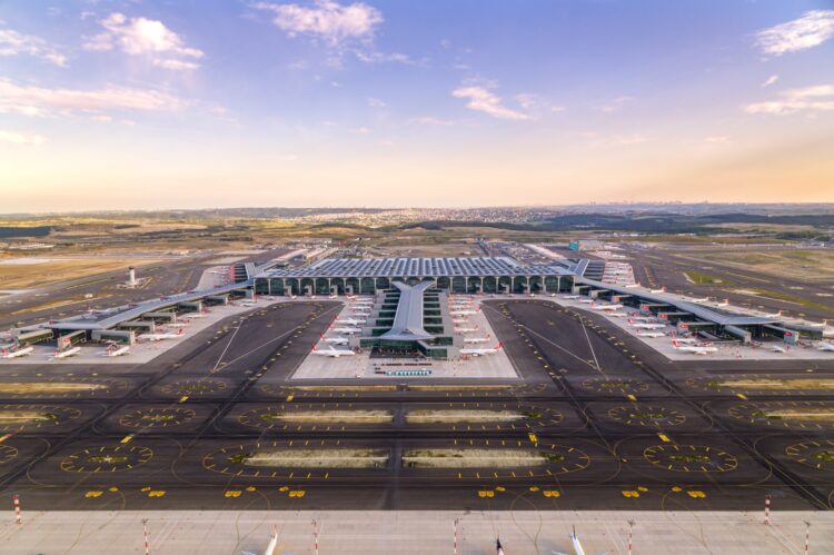 Ocak ayinda her 2 yolcudan biri Istanbuldaki havalimanlarini kullandi habermeydan